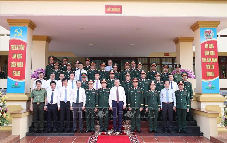 Tổng Bí thư Tô Lâm và các đại biểu với cán bộ, sĩ quan chỉ huy của Quân đoàn 12 - Ảnh: TTXVN