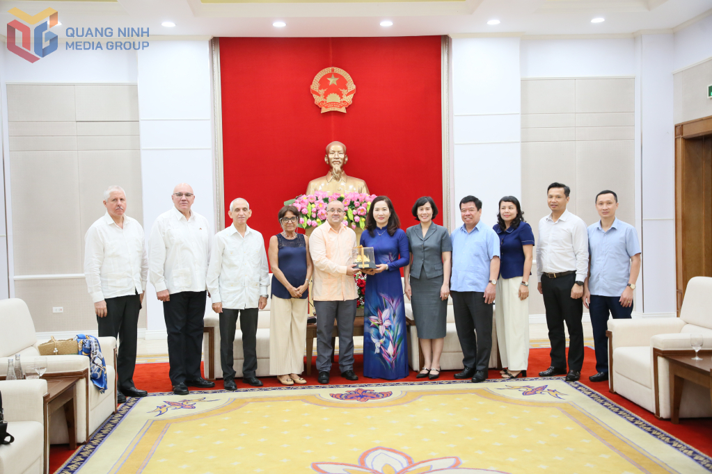 Thay mặt lãnh đạo tỉnh Quảng Ninh, bà Nguyễn Thị Hạnh, Phó Chủ tịch UBND tỉnh Quảng Ninh, tặng quà lưu niệm cho ngài Joy Puentes Saldise, Đại biện lâm thời Đại sứ quán Cuba tại Việt Nam và đoàn đại biểu Cuba. Thay mặt lãnh đạo tỉnh Quảng Ninh, bà Nguyễn Thị Hạnh, Phó Chủ tịch UBND tỉnh Quảng Ninh, tặng quà lưu niệm cho ngài Joy Puentes Saldise, Đại biện lâm thời Đại sứ quán Cuba tại Việt Nam và đoàn đại biểu Cuba.