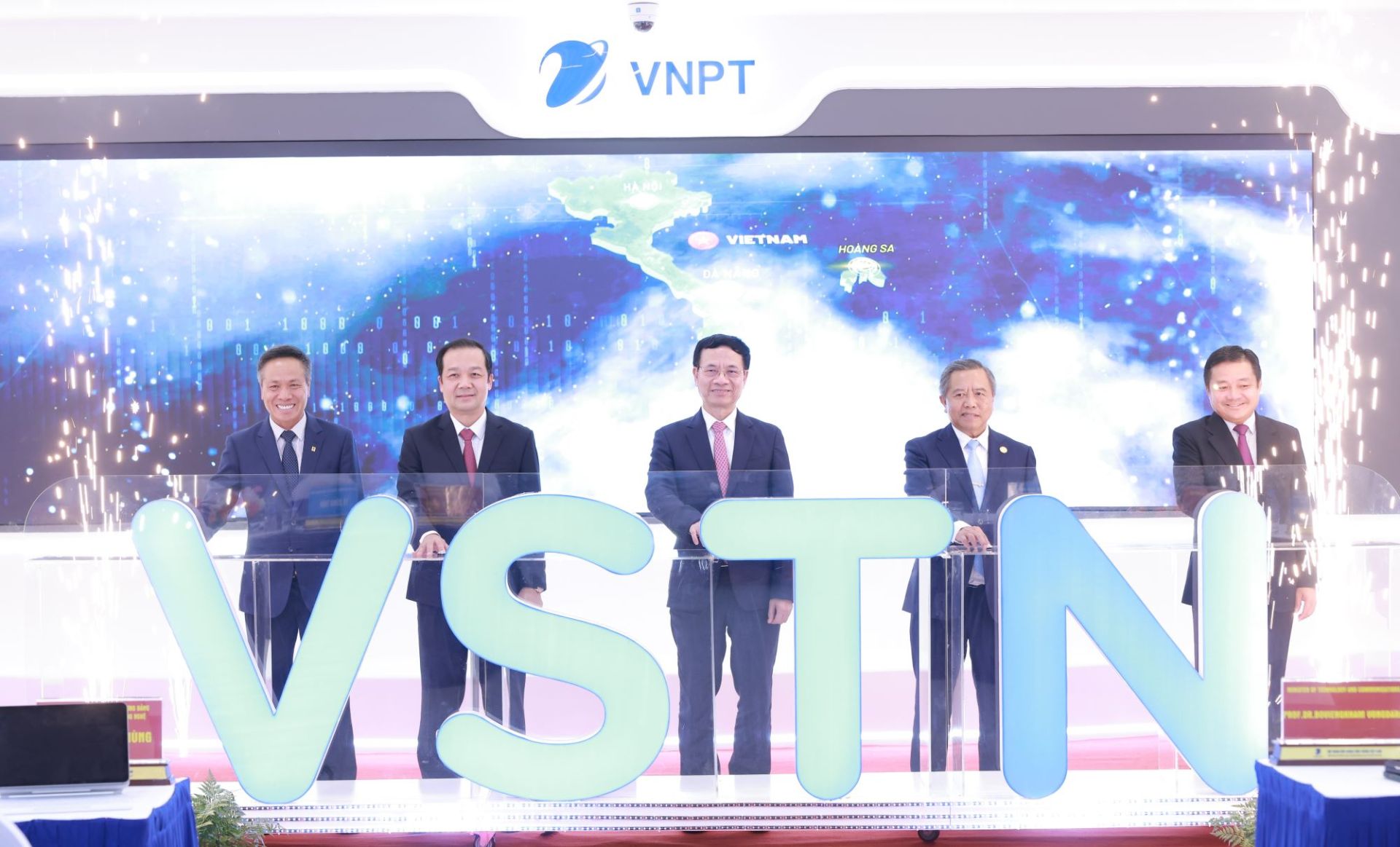 Các đại biểu thực hiện nghi thức khai trương tuyến cáp đất quốc tế VSTN. Ảnh: Q.T Các đại biểu thực hiện nghi thức khai trương tuyến cáp đất quốc tế VSTN. Ảnh: Q.T