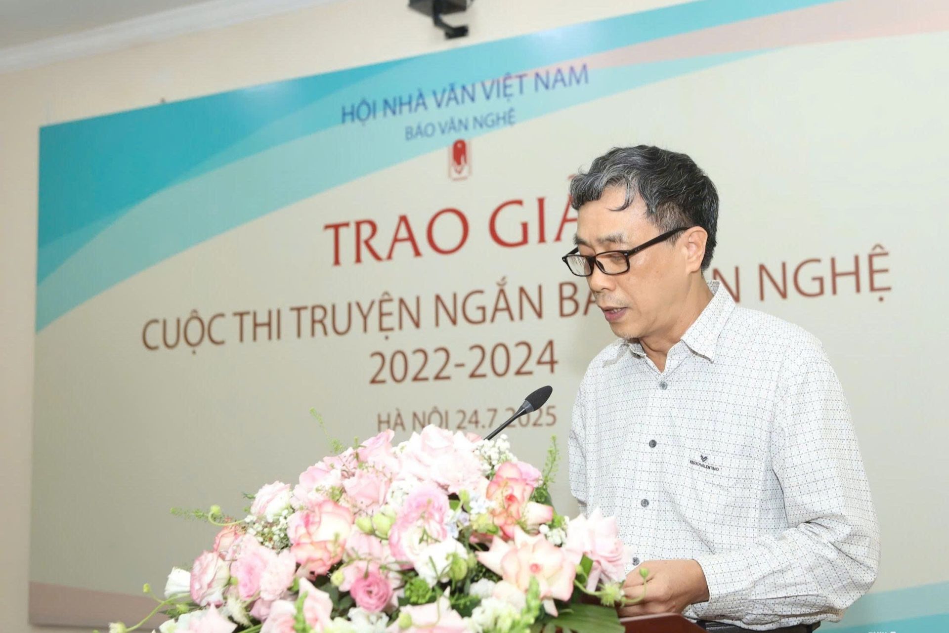 Nhà văn Nguyễn Bình Phương - Chủ tịch Hội đồng Giám khảo phát biểu tại buổi trao giải Nhà văn Nguyễn Bình Phương - Chủ tịch Hội đồng Giám khảo phát biểu tại buổi trao giải