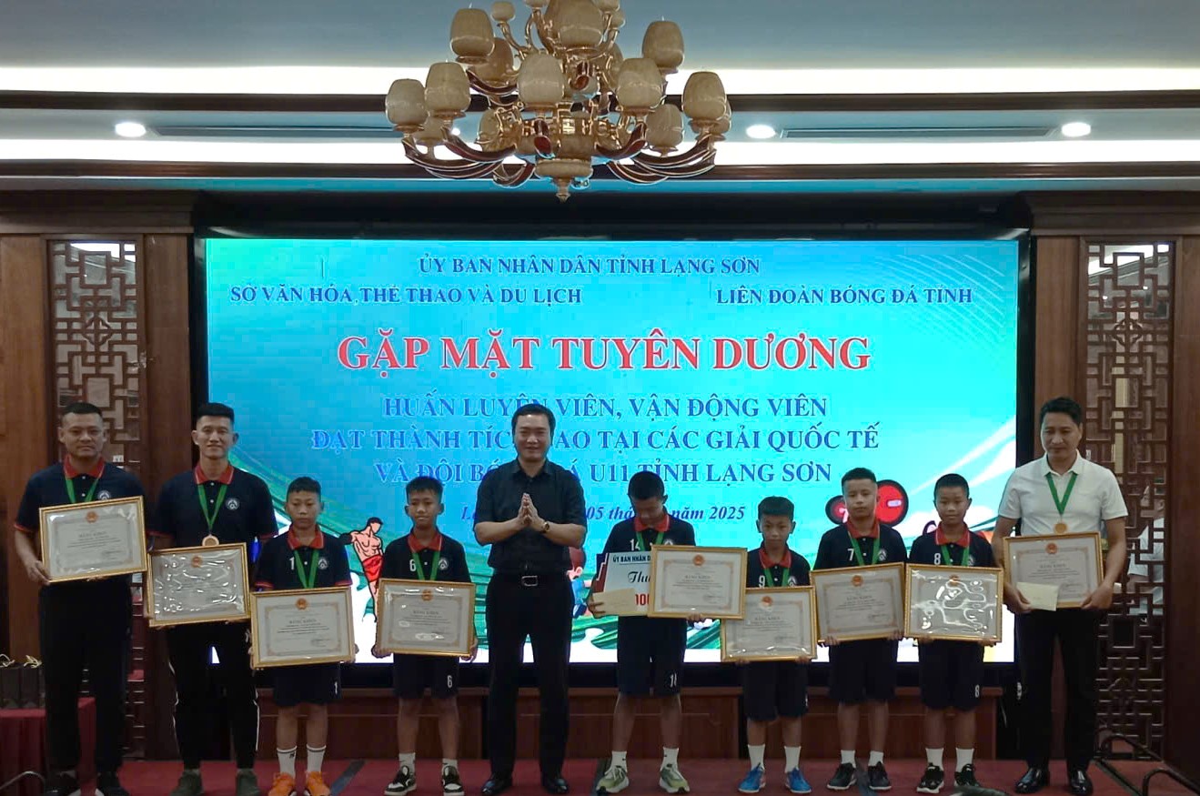 Phó Bí thư Tỉnh ủy Lạng Sơn Nguyễn Cảnh Toàn tặng quà cho các vận động viên, huấn luyện viên