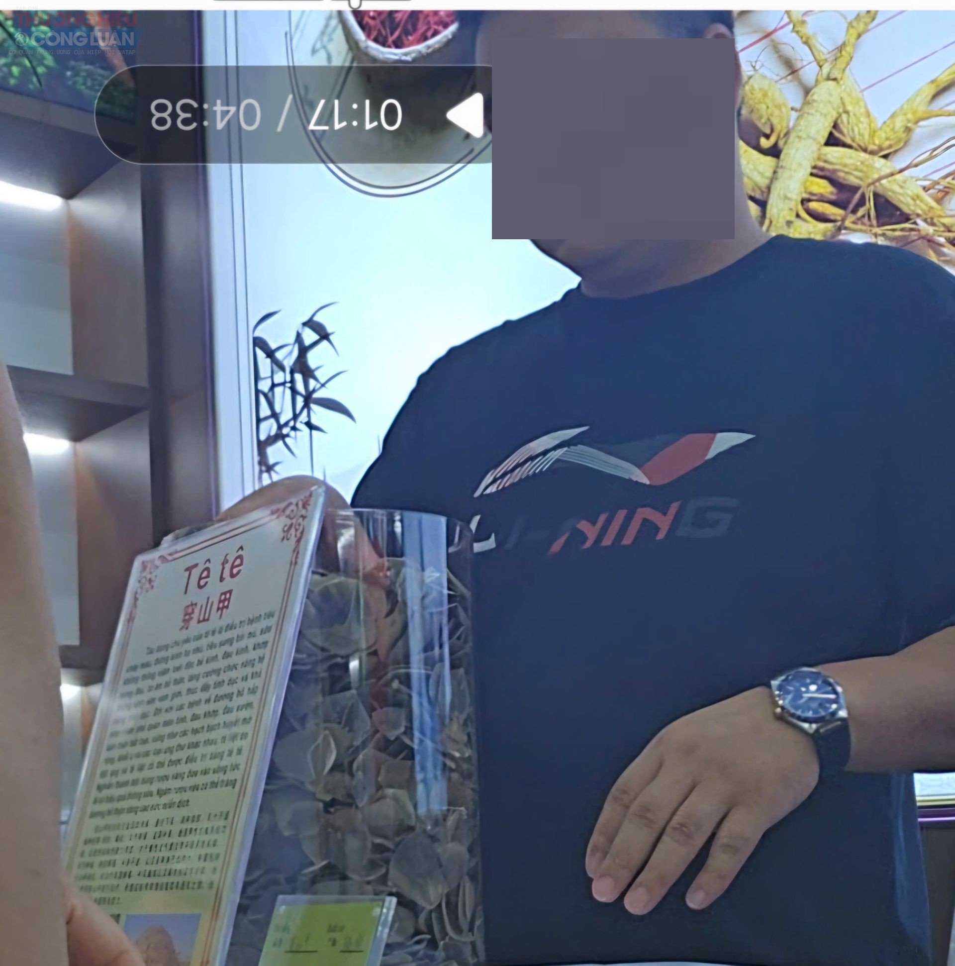 Quầy hàng công khai giới thiệu, bày bán, ghi rõ biển hiệu bằng tiếng Việt một số mặt hàng có dấu hiệu là hàng cấm