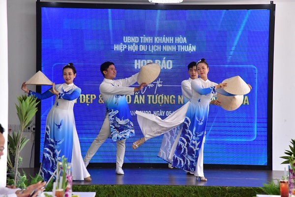 Văn nghệ chào mừng