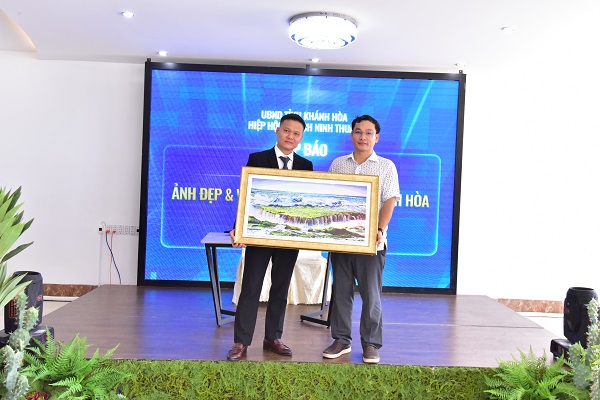 Ông Nguyễn Anh Vũ- Chủ tịch HHDL Ninh Thuận tặng quà lưu niệm cho ông Trần Kim Long- Giám đốc Công nghệ Dự án Veryfy