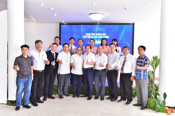 Lãnh đạo HHDL Ninh Thuận và đại biểu chụp ảnh lưu niệm