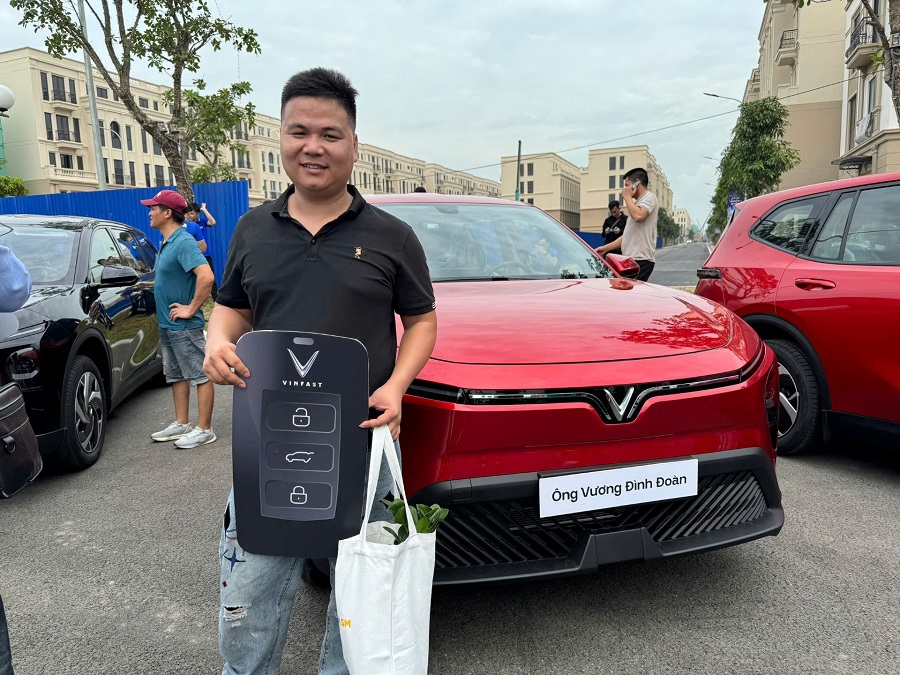 Anh Vương Đình Đoàn đã quyết chọn mẫu MPV 7 chỗ của VinFast ngay khi xe mở bán