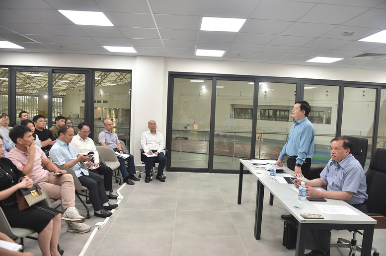 Phó Thủ tướng đề nghị các doanh nghiệp khẩn trương tiếp nhận mặt bằng, khẩn trương hoàn tất việc thiết kế, đến ngày 8/8 phải đồng loạt khởi động thi công - Ảnh: VGP/Giang Thanh Phó Thủ tướng đề nghị các doanh nghiệp khẩn trương tiếp nhận mặt bằng, khẩn trương hoàn tất việc thiết kế, đến ngày 8/8 phải đồng loạt khởi động thi công - Ảnh: VGP/Giang Thanh