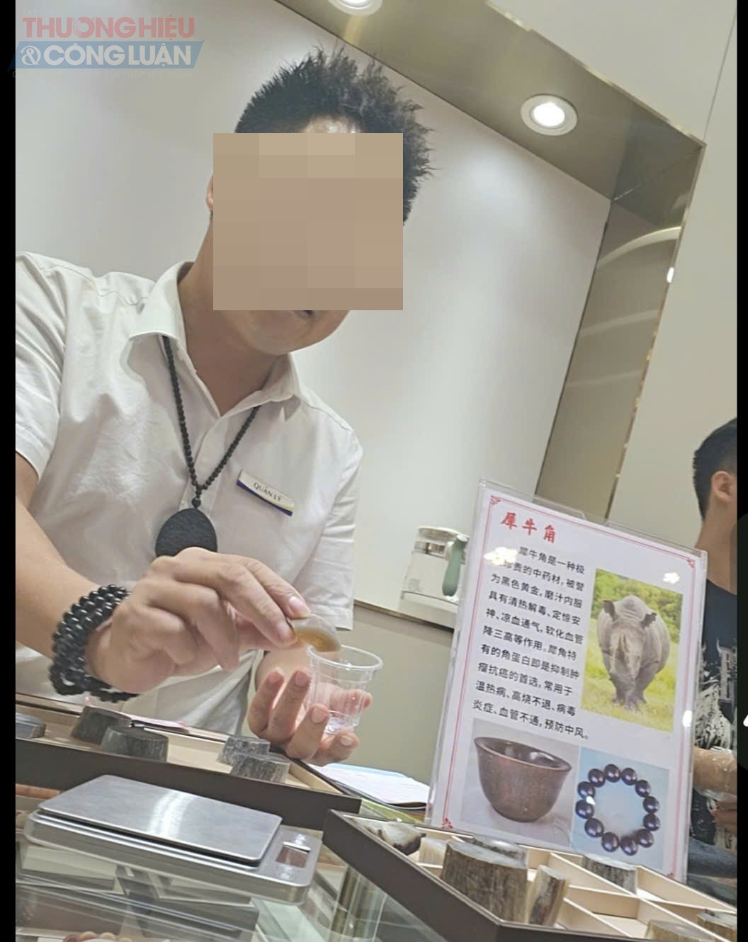 Nhân viên quầy hàng giới thiệu sản phẩm được cho là sừng tê giác