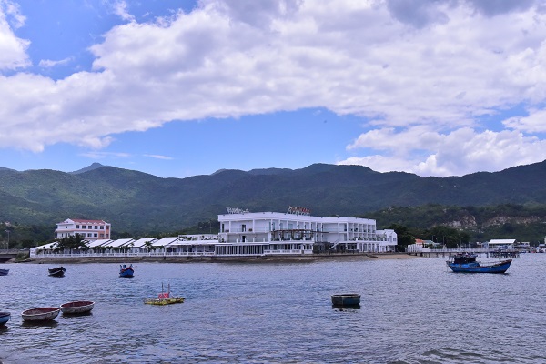 Khu khách sạn Vĩnh Hy Resort nằm ngay trên bờ vịnh Vĩnh Hy