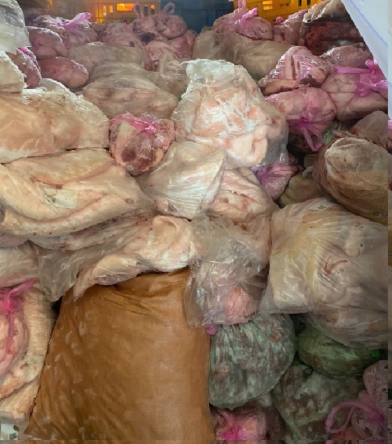 Cận cảnh một lô hàng thịt lợn hôi thối. Ảnh: QLTT-GL