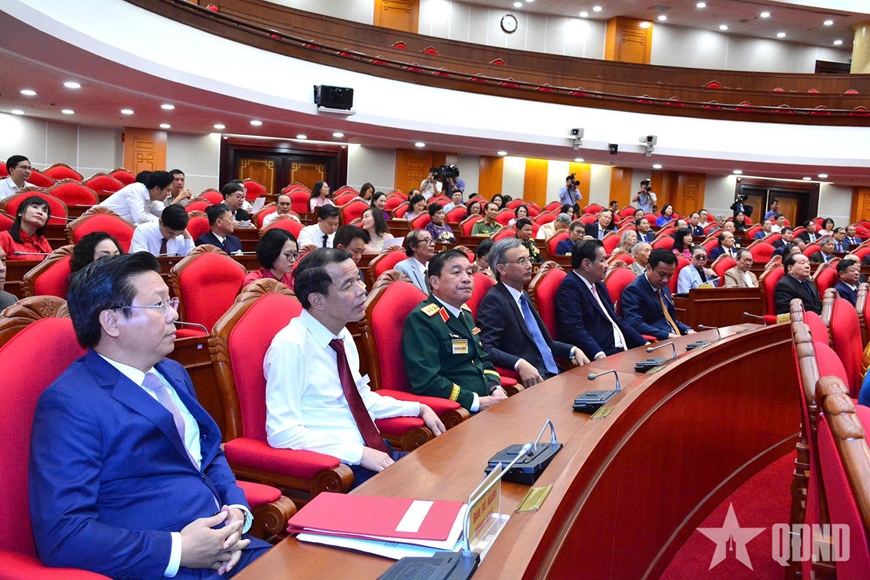 Các đại biểu tham dự gặp mặt.