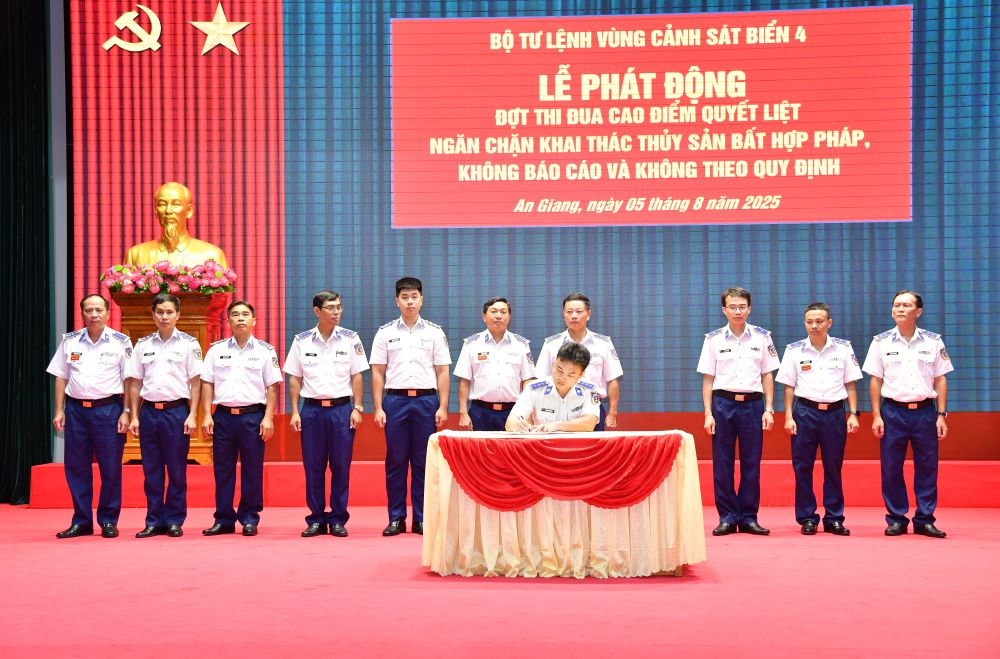 Vùng Cảnh sát Biển 4 quyết tâm thi đua thực hiện nhiệm vụ chống khai thác IUU