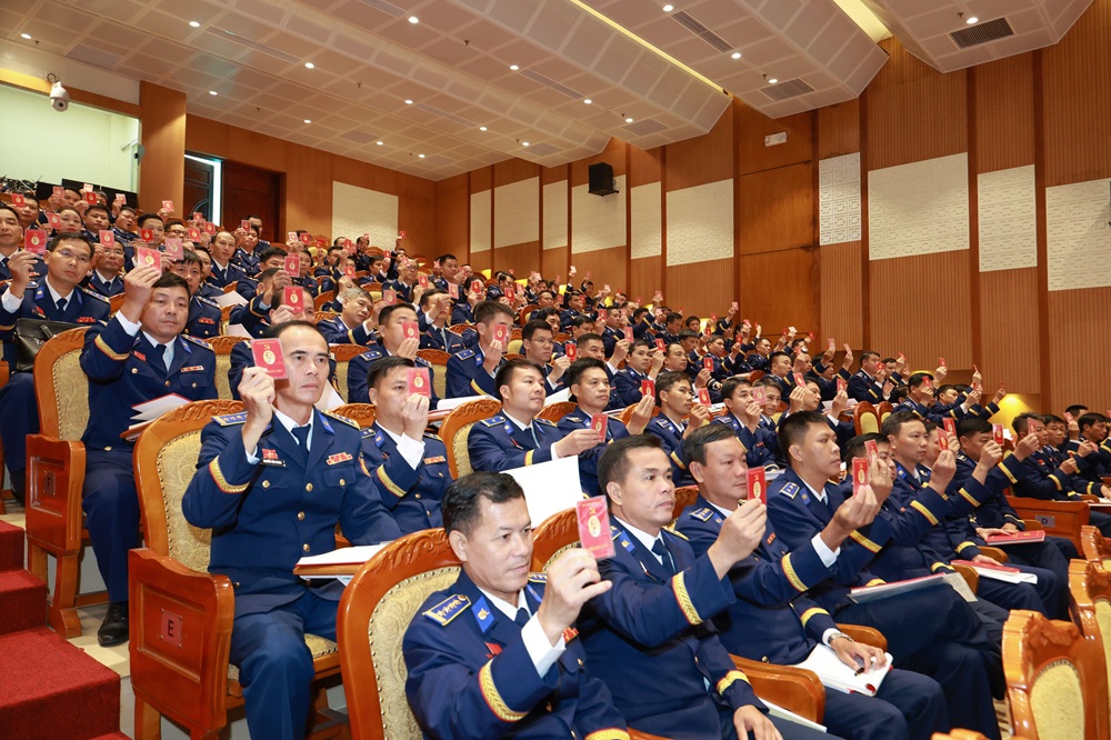 Các đại biểu thông qua chương trình, quy chế làm việc của Đại hội. Các đại biểu thông qua chương trình, quy chế làm việc của Đại hội.