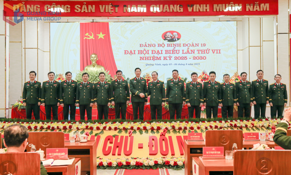 Ban Chấp hành Đảng bộ Binh đoàn 19 nhiệm kỳ 2025-2030 ra mắt Đại hội. Ban Chấp hành Đảng bộ Binh đoàn 19 nhiệm kỳ 2025-2030 ra mắt Đại hội.