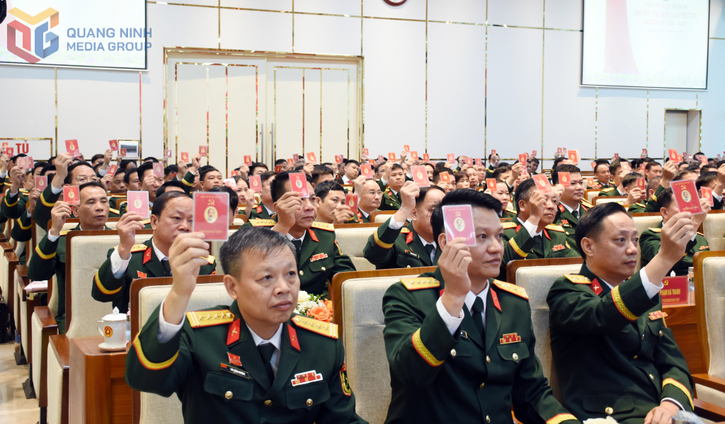 Các đại biểu biểu quyết thông qua Nghị quyết Đại hội. Các đại biểu biểu quyết thông qua Nghị quyết Đại hội.