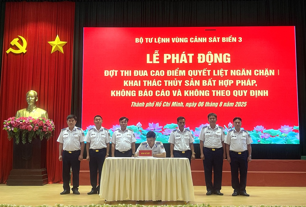 Đại tá Cao Xuân Quận - Phó Chính ủy Vùng Cảnh sát biển 3 ký xác nhận giao ước thi đua của các cơ quan, đơn vị