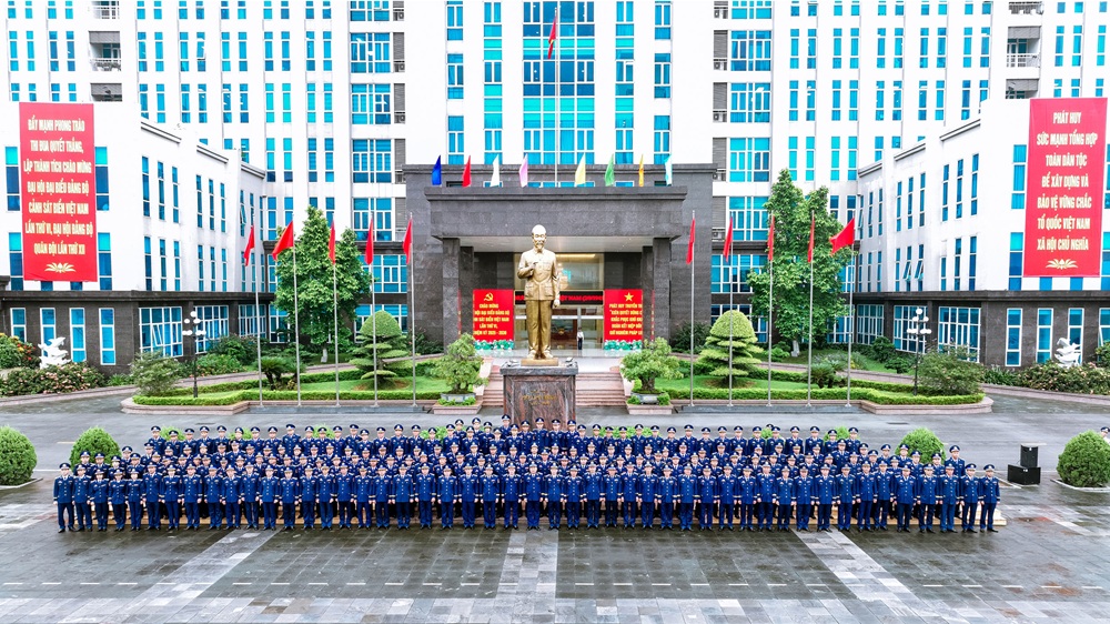 Đoàn đại biểu tham dự Đại hội đại biểu Đảng bộ Cảnh sát biển Việt Nam lần VI chụp ảnh lưu niệm.