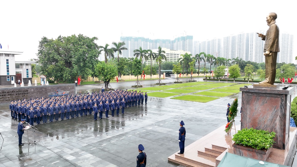 Đoàn làm lễ dâng hoa tưởng nhớ Chủ tịch Hồ Chí Minh.