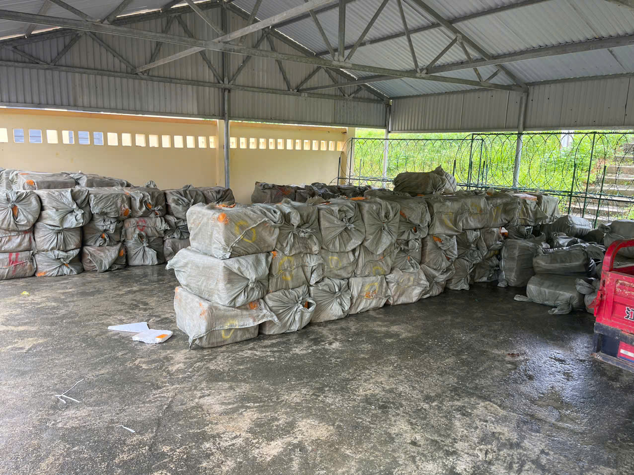 Gần 7 tấn thực phẩm đông lạnh không rõ nguồn gốc bị các lực lượng chức năng phát hiện bắt giữ.