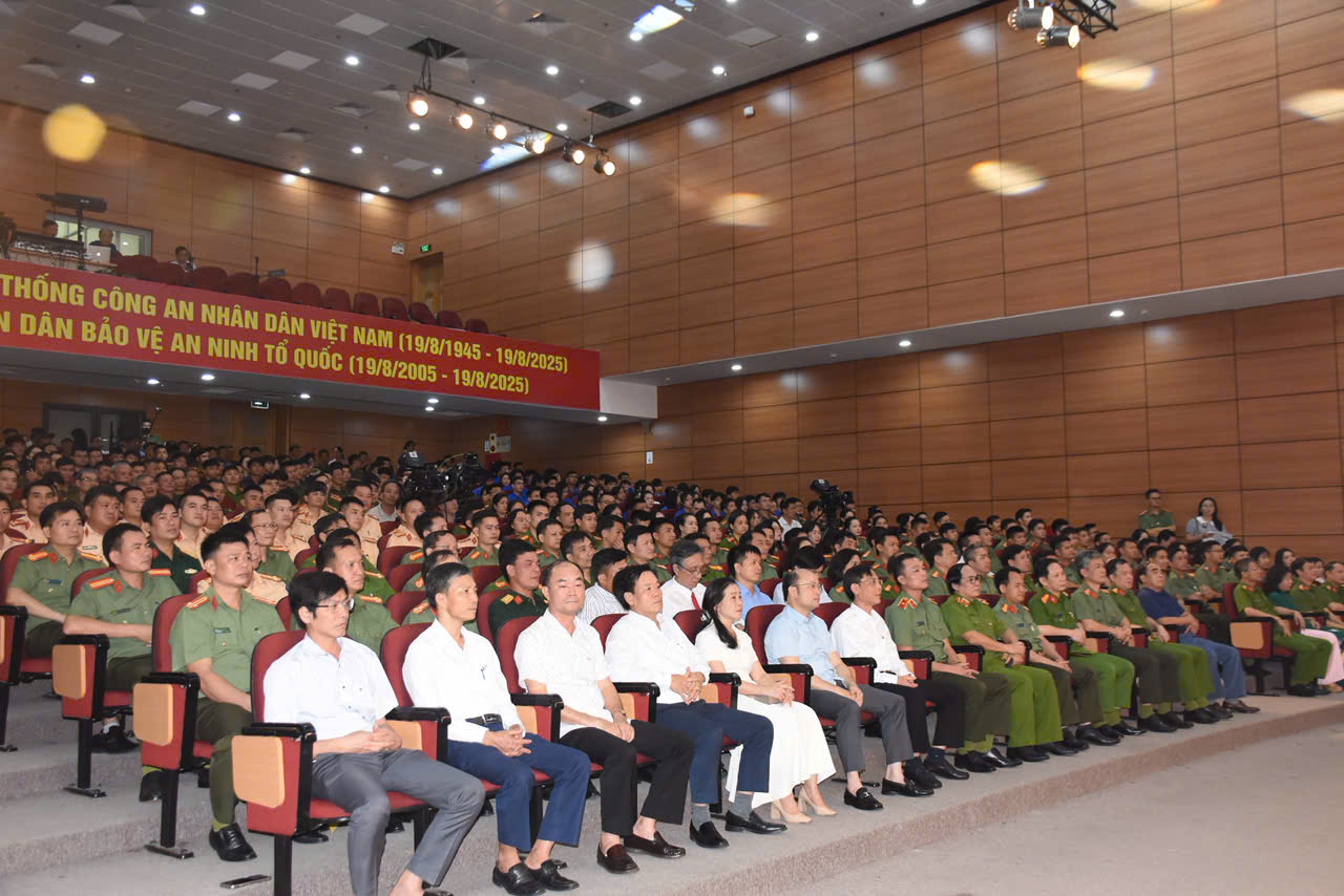 Các đại biểu tham dự chương trình Các đại biểu tham dự chương trình