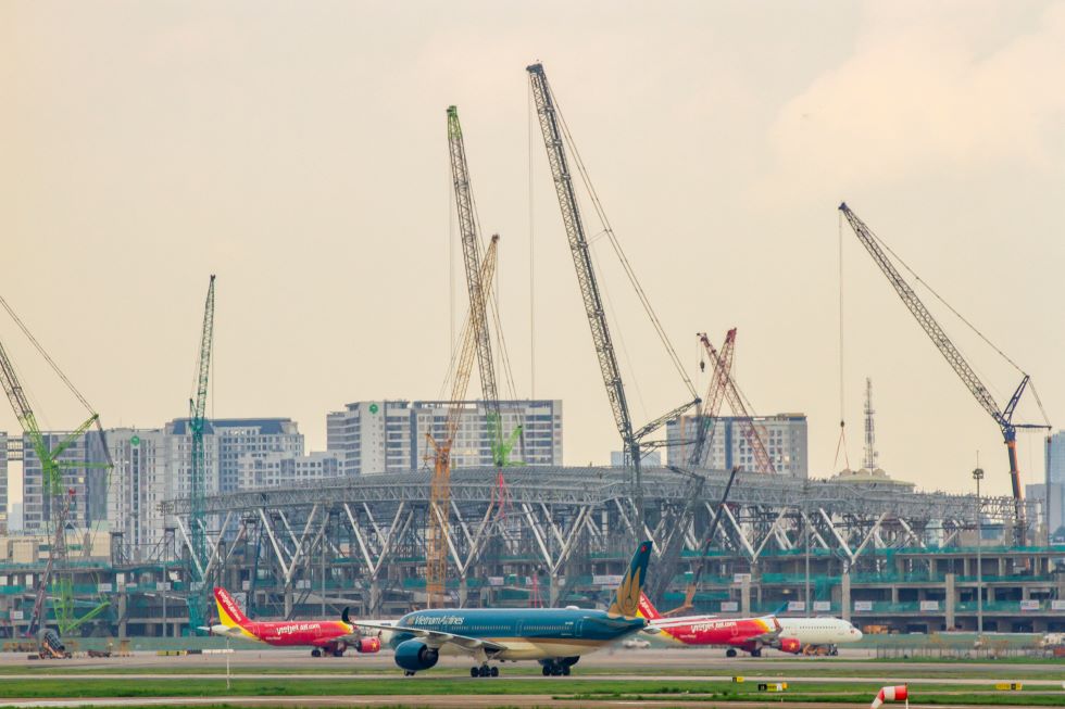 Các dự án đầu tư từ vốn ngân sách cần cơ chế phê duyệt, có sự phối hợp giữa các bộ ngành, nhiều quy trình và thủ tục khiến tốc độ triển khai thực tế chậm trễ. Các dự án đầu tư từ vốn ngân sách cần cơ chế phê duyệt, có sự phối hợp giữa các bộ ngành, nhiều quy trình và thủ tục khiến tốc độ triển khai thực tế chậm trễ.