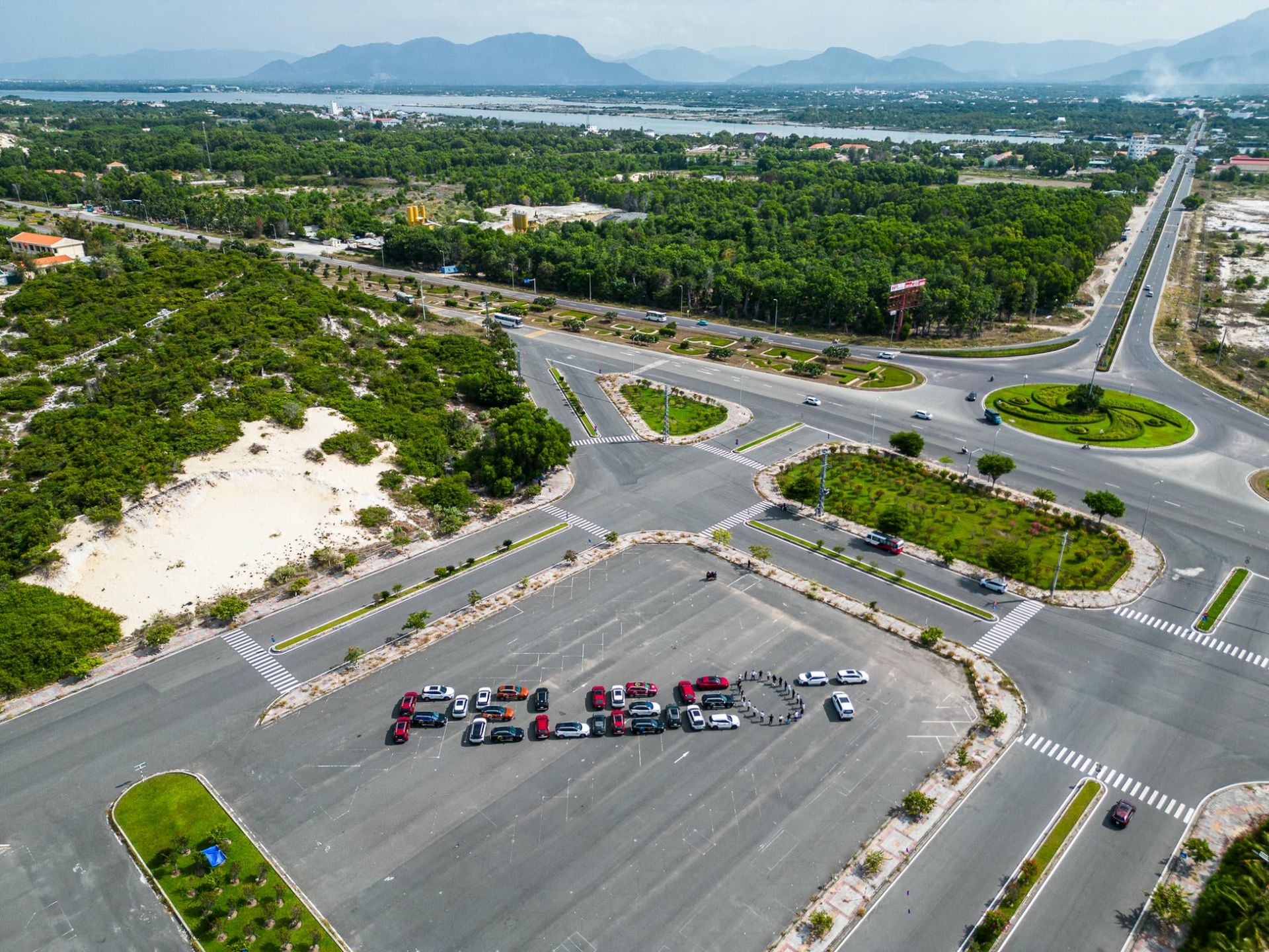Đoàn roadtrip xếp xe thành chữ “PEUGEOT” thể hiện  tinh thần đồng hành và gắn bó cùng thương hiệu