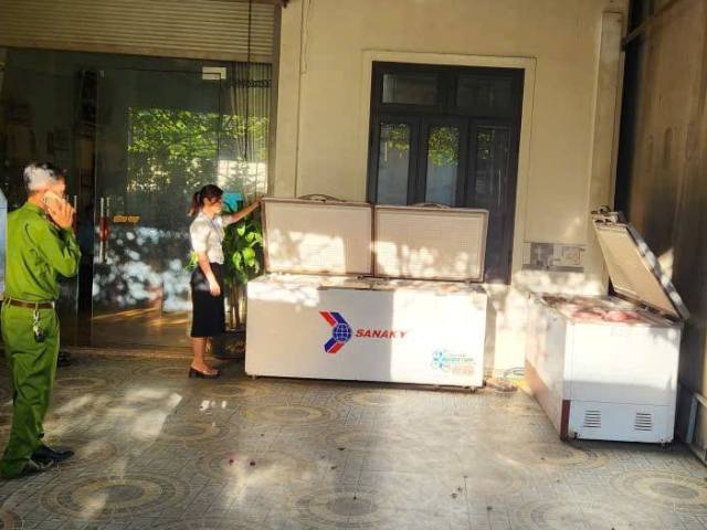 Gần 1 tấn thịt lợn nghi mắc bệnh dịch tả lợn châu Phi được tàng trữ trái phép trong các tủ cấp đông.