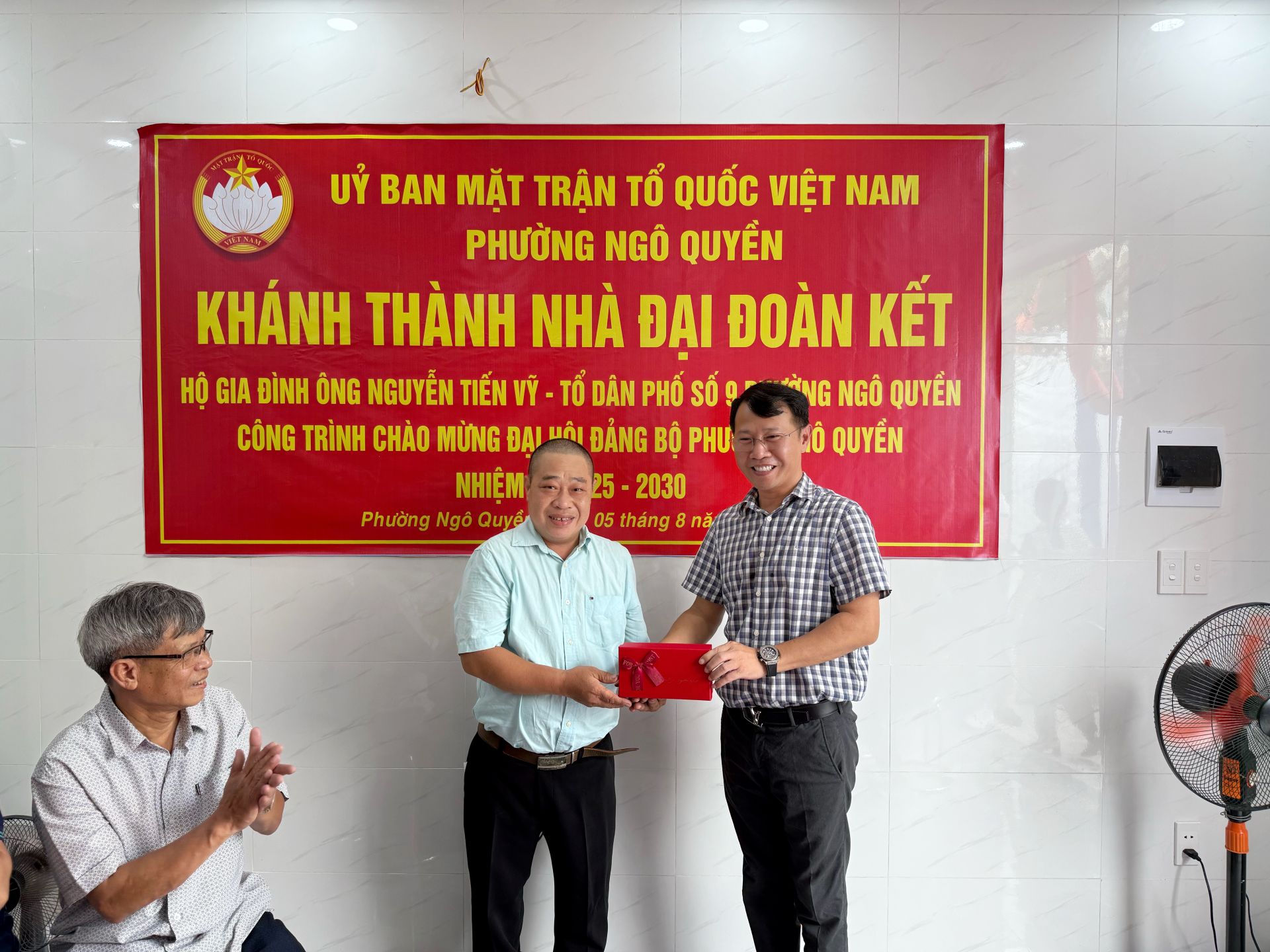 Lãnh đạo phường Ngô Quyền trao kinh phí hỗ trợ và tặng quà cho gia đình ông Nguyễn Tiến Vỹ.