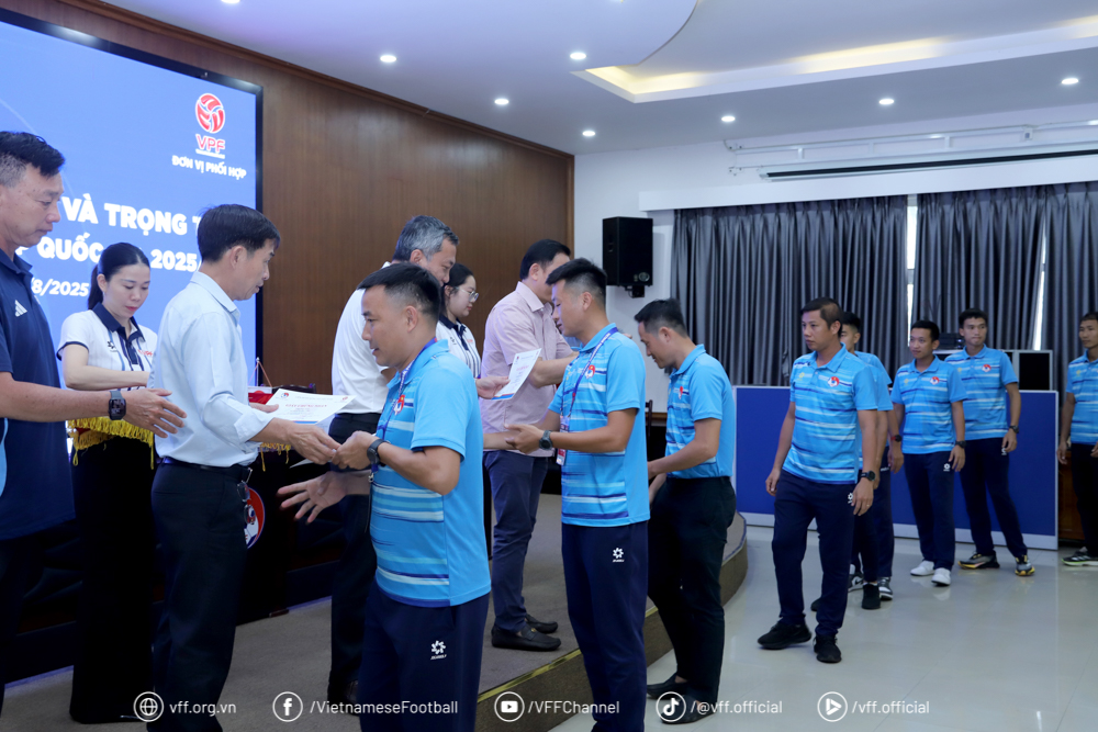 Lãnh đạo LĐBĐVN, Công ty VPF và Ban trọng tài trao chứng nhận hoàn thành tập huấn cho các giám sát, trọng tài.