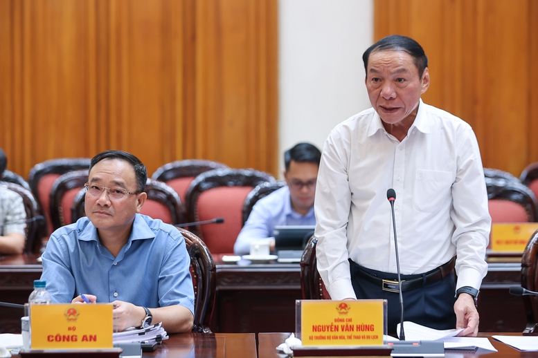 Bộ trưởng Bộ Văn hóa, Thể thao và Du lịch Nguyễn Văn Hùng báo cáo tại cuộc họp - Ảnh: VGP/Nhật Bắc