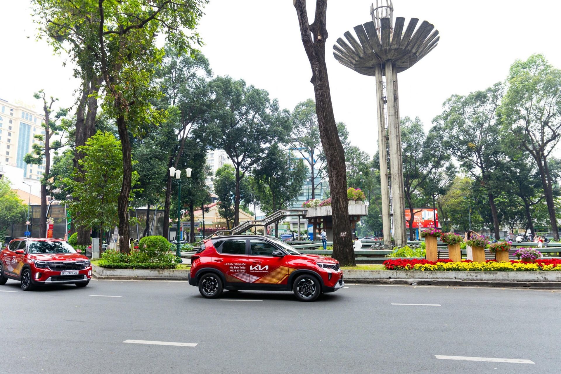 Những mẫu xe Kia thế hệ mới dạo quanh các địa điểm nổi tiếng tại TP. HCM