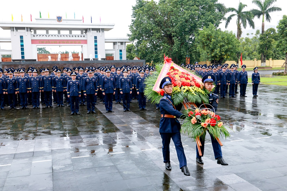 Lẵng hoa của Đoàn mang dòng chữ “Đời đời nhớ ơn Chủ tịch Hồ Chí Minh vĩ đại”.