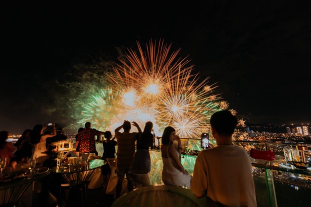 Đắm chìm vào bữa tiệc trước toàn cảnh thành phố sông Hàn