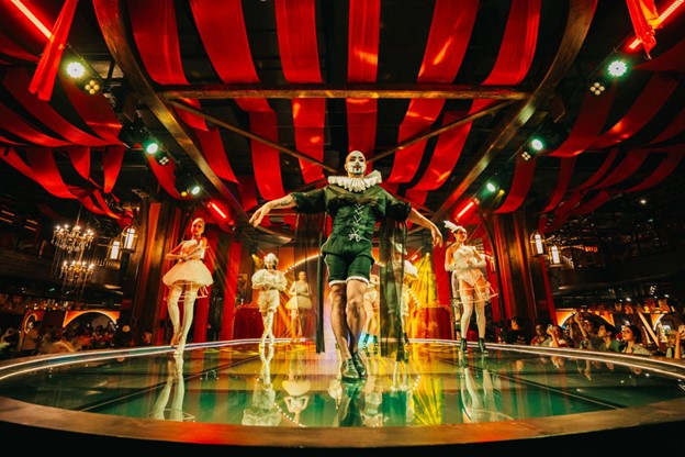 Hình ảnh chú hề hoàng gia trong vở diễn After Glow (Dư âm)