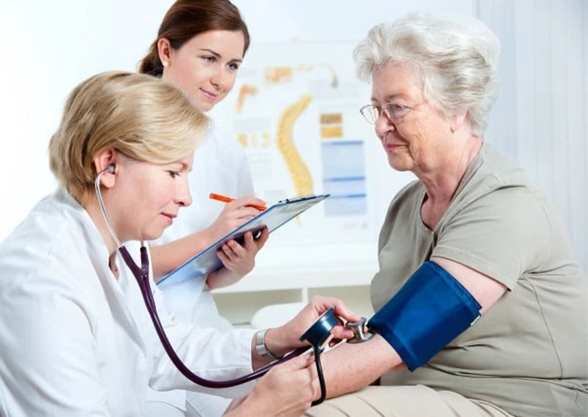 Kiểm tra sức khỏe định kỳ là biện pháp đơn giản giúp bạn phòng ngừa nhồi máu não