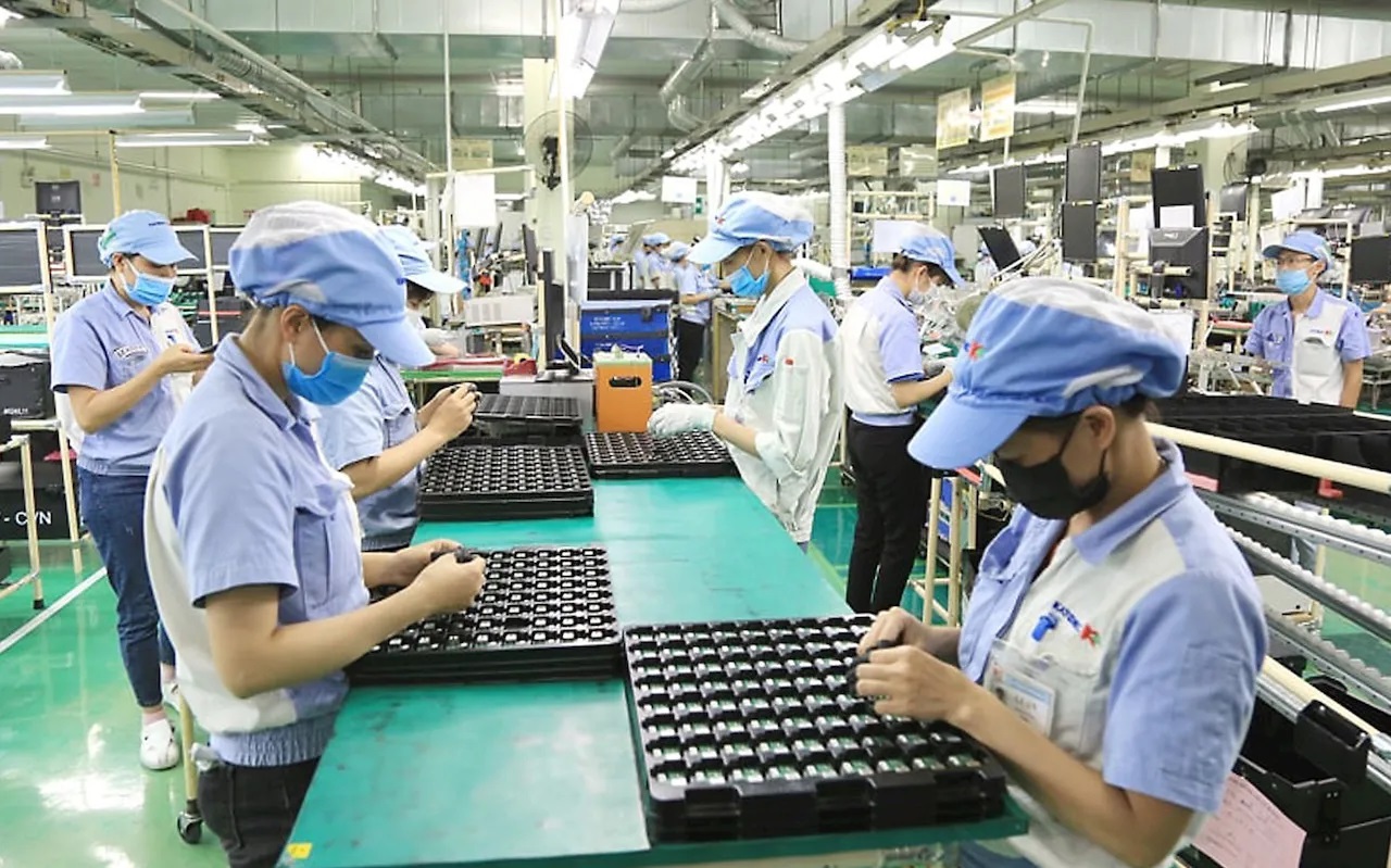 Chính phủ triển khai 5 nhiệm vụ, giải pháp trọng tâm để bảo đảm tăng trưởng năm 2025 đạt 8,3 - 8,5%