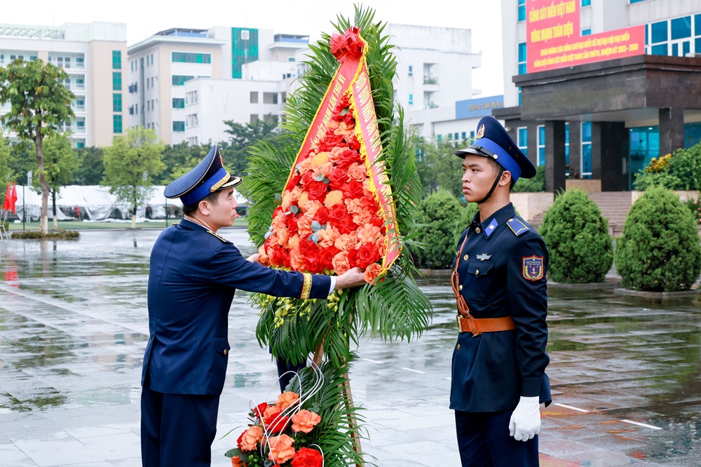 Trung tướng Bùi Quốc Oai - Bí thư Đảng ủy Chính ủy Cảnh sát biển Việt Nam chỉnh hoa kính dâng lên Chủ tịch Hồ Chí Minh vĩ đại.
