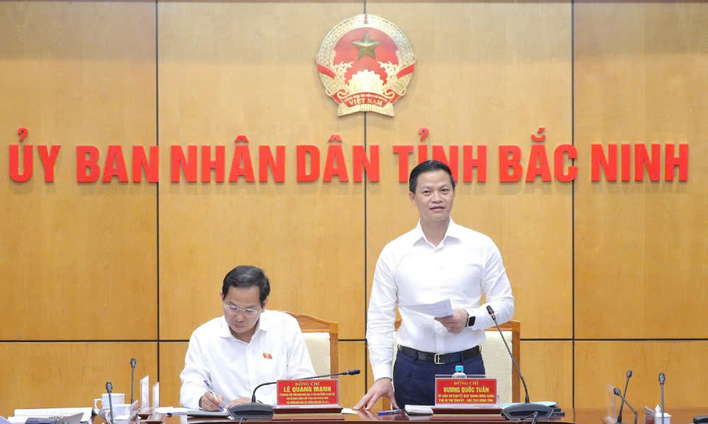 Đồng chí Vương Quốc Tuấn phát biểu. Đồng chí Vương Quốc Tuấn phát biểu.