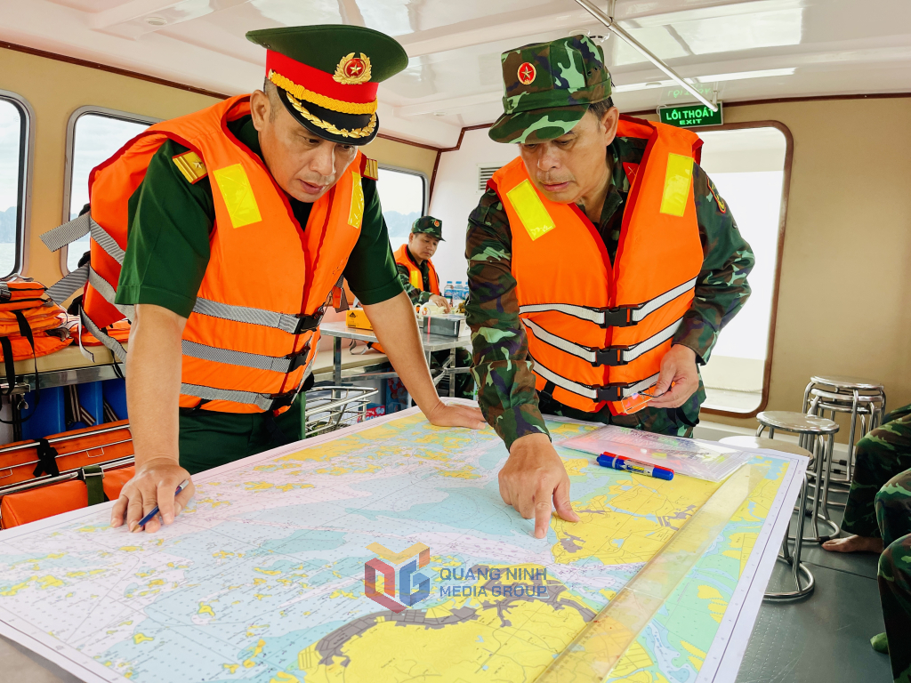 Lãnh đạo Bộ CHQS tỉnh Quảng Ninh kiểm tra, xác định các tuyến du lịch chỉ đạo tuần tra chốt chặn trên Vịnh Hạ Long.