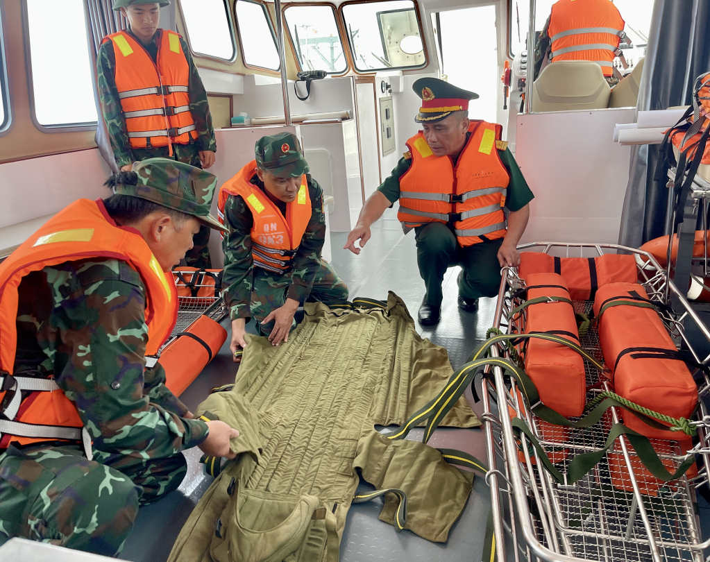 Công tác kiểm tra các trang thiết bị phục vụ công tác cứu hộ cứu nạn trên tàu được thực hiện nghiêm mỗi ngày.