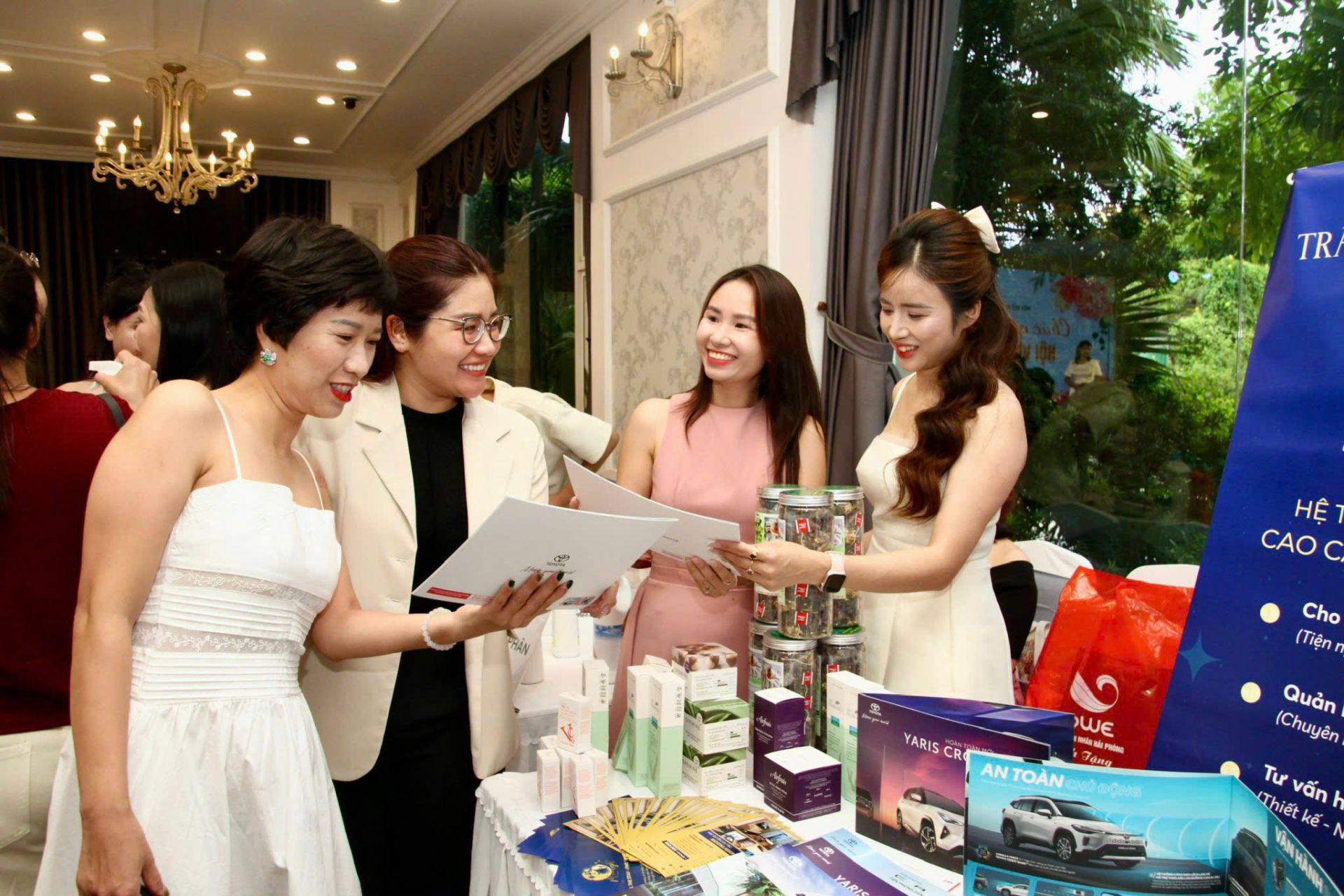 Tham quan gian hàng trưng bày sản phẩm của các doanh nghiệp. Tham quan gian hàng trưng bày sản phẩm của các doanh nghiệp.