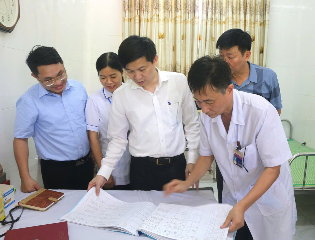 Ông Lê Văn Cường cùng đoàn công tác của Sở Y tế tỉnh Thanh Hóa kiểm tra, đánh giá tình hình hoạt động y tế cơ sở trong mô hình tổ chức chính quyền địa phương 2 cấp tại Trạm Y tế Hoằng Thành. Trạm y tế xã Hoằng Lộc