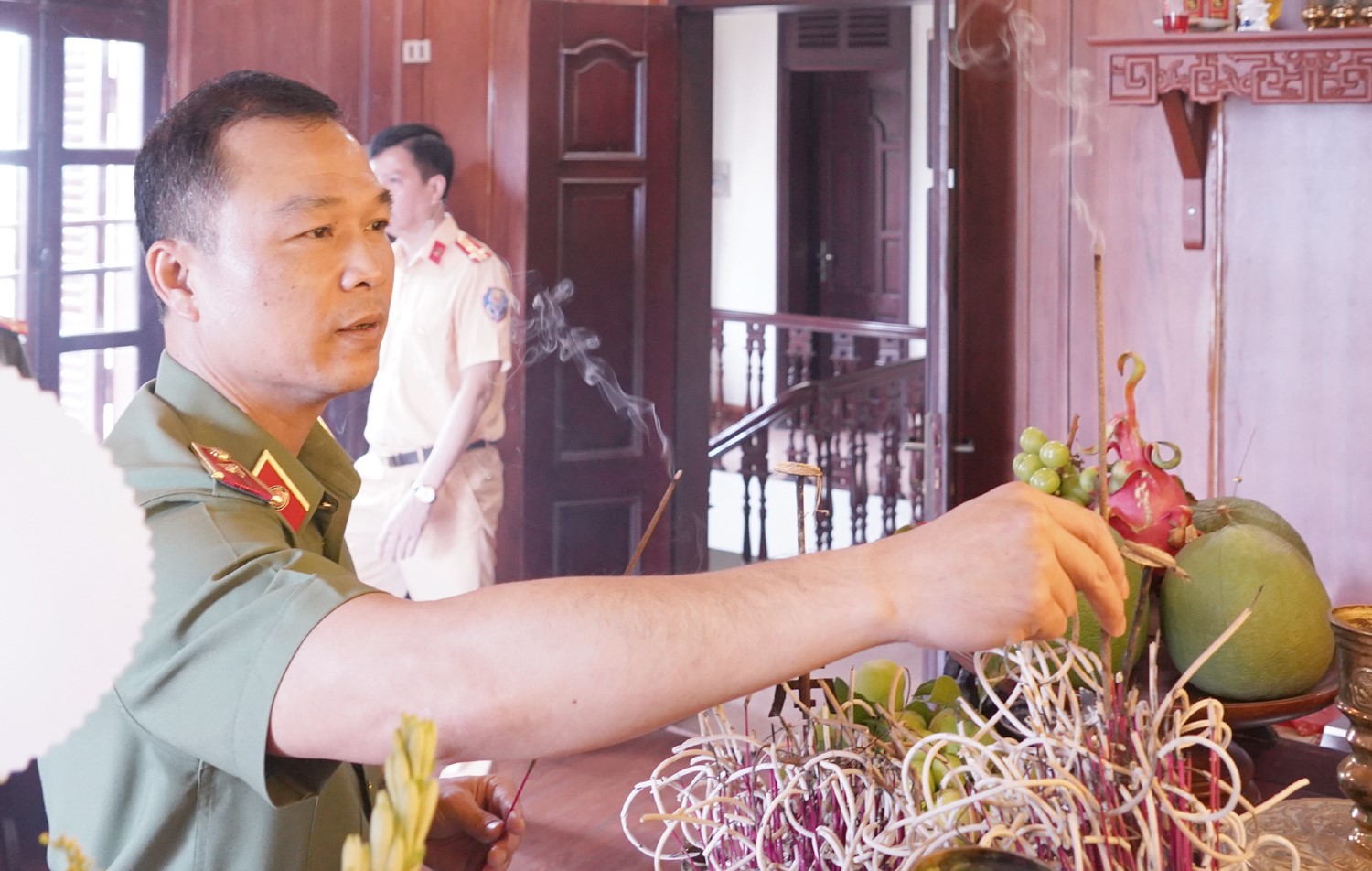 Thiếu tướng Tô Anh Dũng, Giám đốc Công an tỉnh thắp hương tưởng nhớ Anh hùng lực lượng vũ trang nhân dân Tống Xuân Nhuận, nguyên Giám đốc Công an tỉnh Thanh Hóa