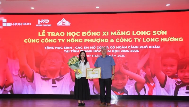 Chủ tịch Hội Khuyến học tỉnh Thanh Hóa Vương Văn Việt trao Bằng khen của Trung ương Hội Khuyến học Việt Nam tặng đại diện lãnh đạo Công ty Xi măng Long Sơn. Chủ tịch Hội Khuyến học tỉnh Thanh Hóa Vương Văn Việt trao Bằng khen của Trung ương Hội Khuyến học Việt Nam tặng đại diện lãnh đạo Công ty Xi măng Long Sơn.