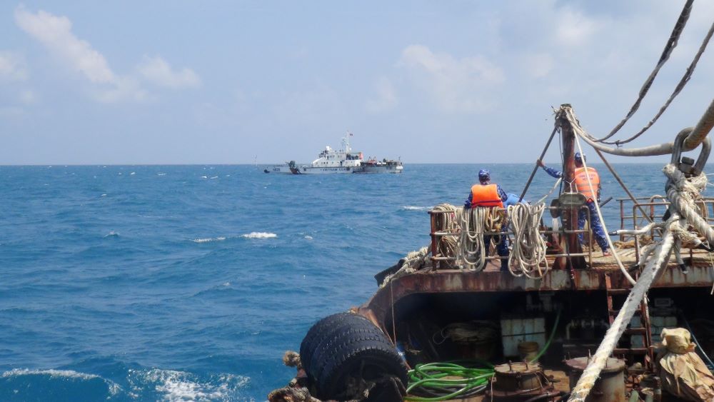 Lực lượng chức năng BTL Vùng Cảnh sát biển 4 kiểm tra, bắt giữ tàu cá QB 96679 TS vận chuyển trái phép khoảng 260.000 lít dầu D.O ngày 28/7/2025