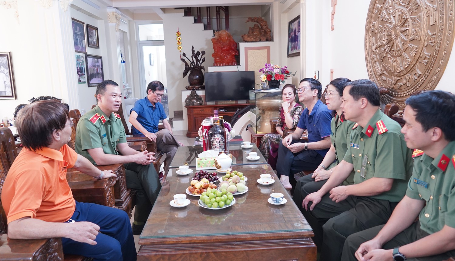Giám đốc Công an tỉnh Thanh Hóa thắp hương tri ân nguyên lãnh đạo Công an tỉnh qua các thời kỳ