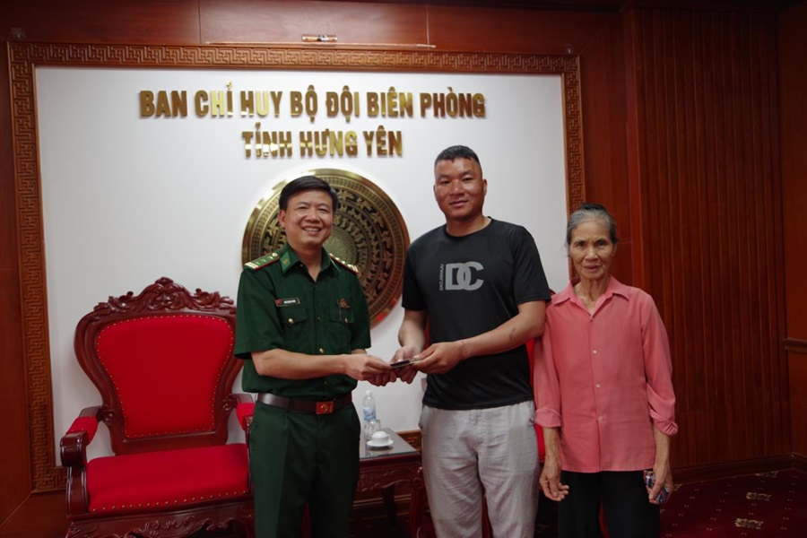 Cán bộ Ban chỉ huy BĐBP tỉnh Hưng Yên trao trả tài sản cho người bị mất