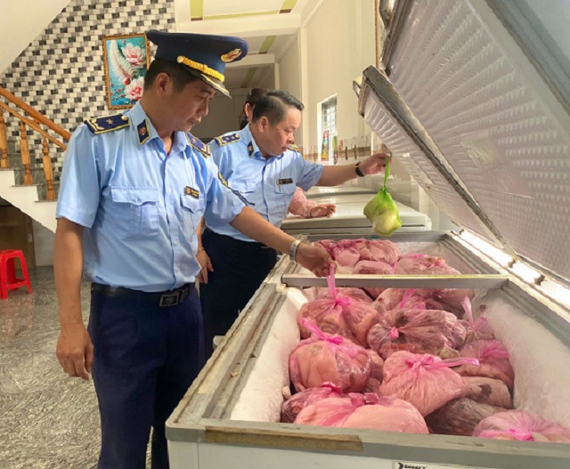 Lực lượng làm nhiệm vụ kiểm tra cơ sở kinh doanh thịt lợn của bà Nguyễn Thị T… Ảnh: QLTT-GL Lực lượng làm nhiệm vụ kiểm tra cơ sở kinh doanh thịt lợn của bà Nguyễn Thị T… Ảnh: QLTT-GL