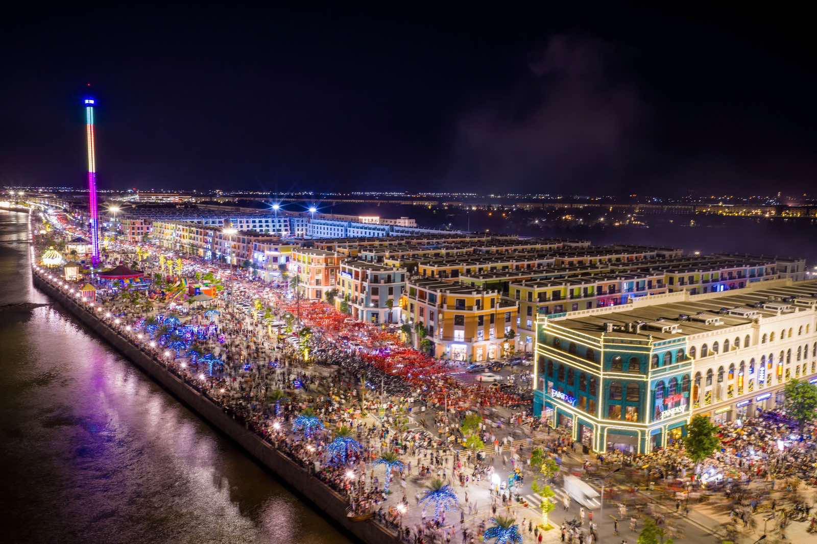 Cuối tuần qua, dự án Vinhomes Royal Island tại Vũ Yên, Hải Phòng đã thu hút hàng trăm nghìn lượt người đến tham quan, tìm hiểu dự án và trải nghiệm các hoạt động vui chơi, giải trí, sự kiện