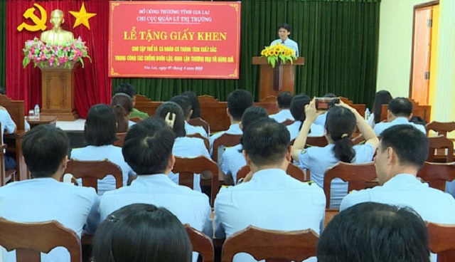 Quang cảnh lễ khen thưởng. Ảnh: QLTT-GL Quang cảnh lễ khen thưởng. Ảnh: QLTT-GL